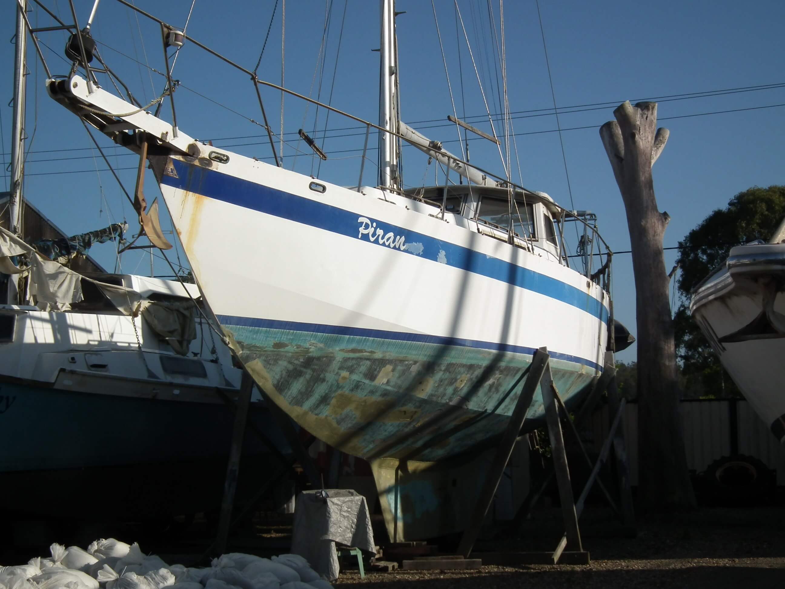 Unreserved 1996 Roberts Mauritius Centre Console Piran