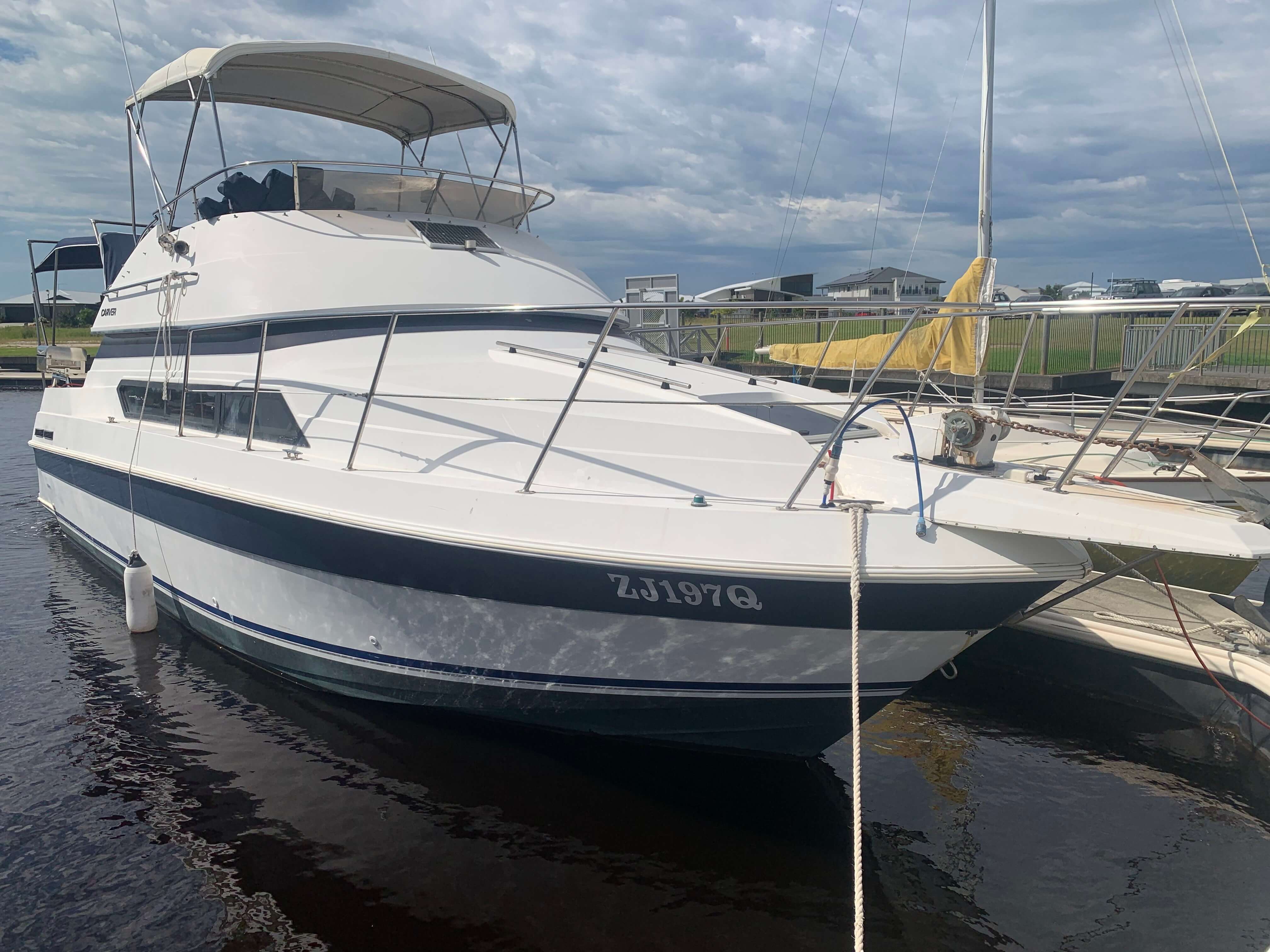 Carver 30 Santego Flybridge Cruiser