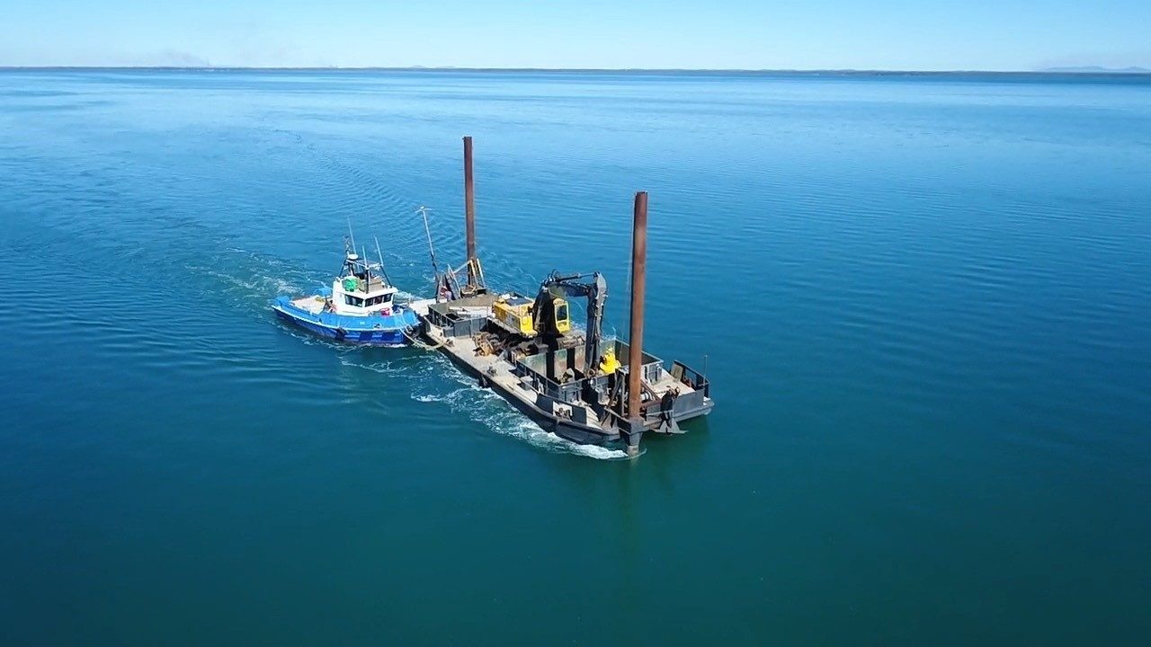 28 metre Hopper Barge with 75 Tonne Excavator.