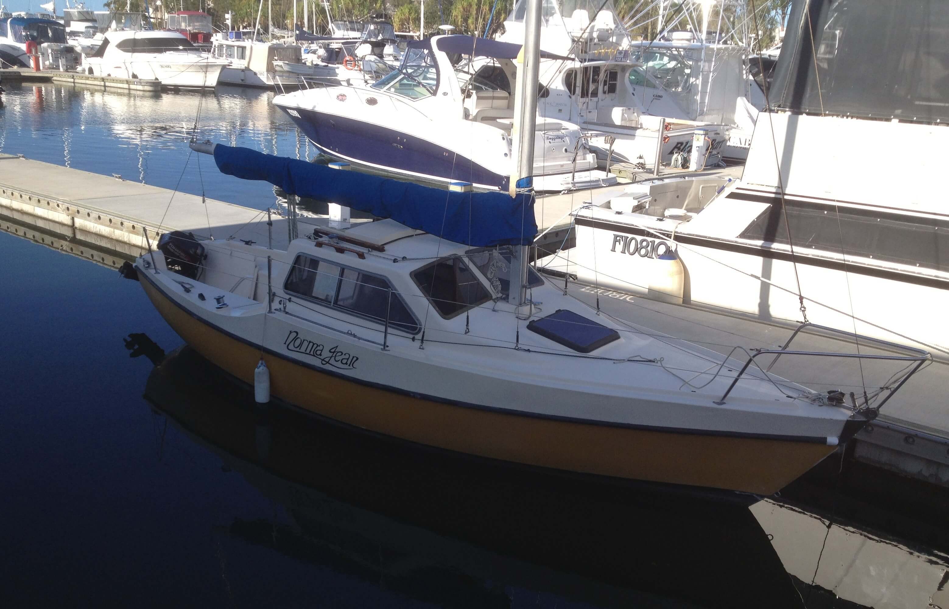 1990 Hood 23 Raised Cabin