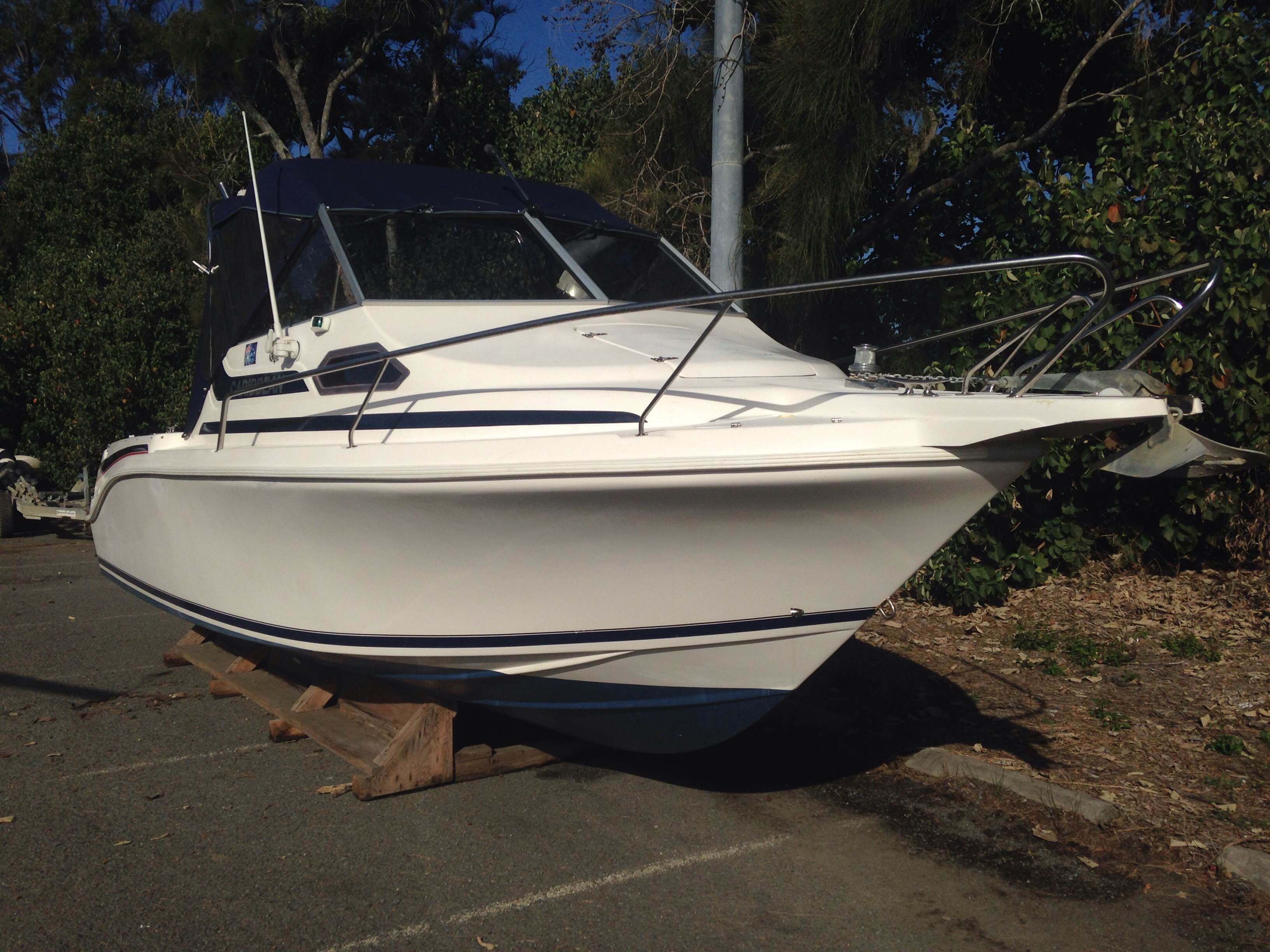 2000 Caribbean 2400 Half Cabin